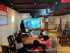 <strong>随后学习整理书架、图书</strong>