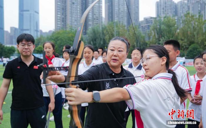 奥运冠军走进校园传递体育精神