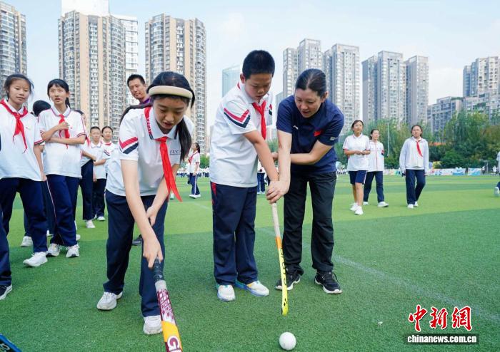 奥运冠军走进校园传递体育精神