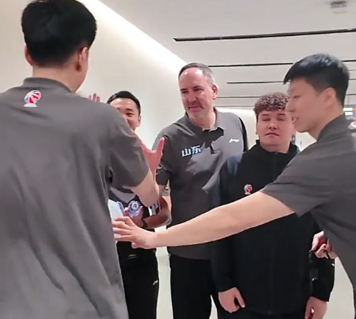 山东男篮逆转深圳终结五连败团队协作成制胜关