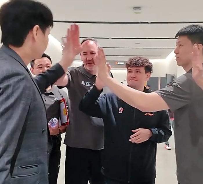 山东男篮逆转深圳终结五连败团队协作成制胜关