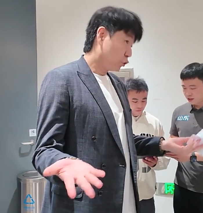 山东男篮逆转深圳终结五连败团队协作成制胜关