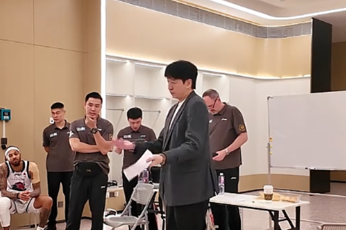 山东男篮逆转深圳终结五连败团队协作成制胜关