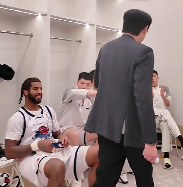 山东男篮逆转深圳终结五连败团队协作成制胜关