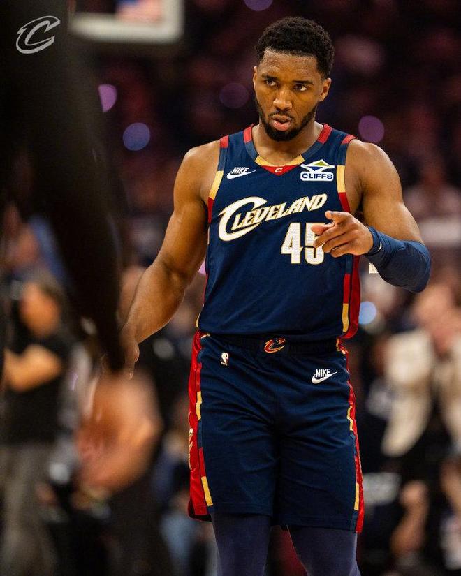 米切尔32分创季后赛历史纪录 骑士轻取猛龙总分