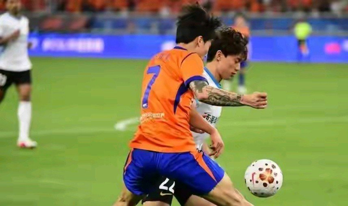 山东泰山队后防换血史松宸崛起 中场后腰难题难