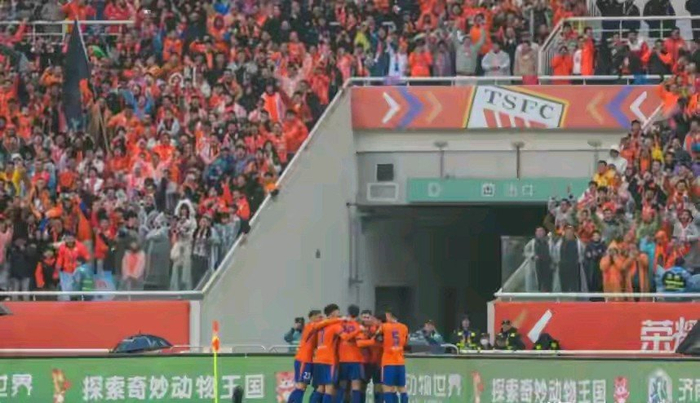 山东泰山队后防换血史松宸崛起 中场后腰难题难